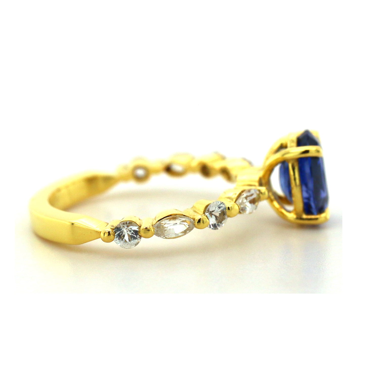 Stunning Piece of Yellow Gold Ring in 18K, Combined with exclusive Cornflower Blue Sapphire and White Sapphire