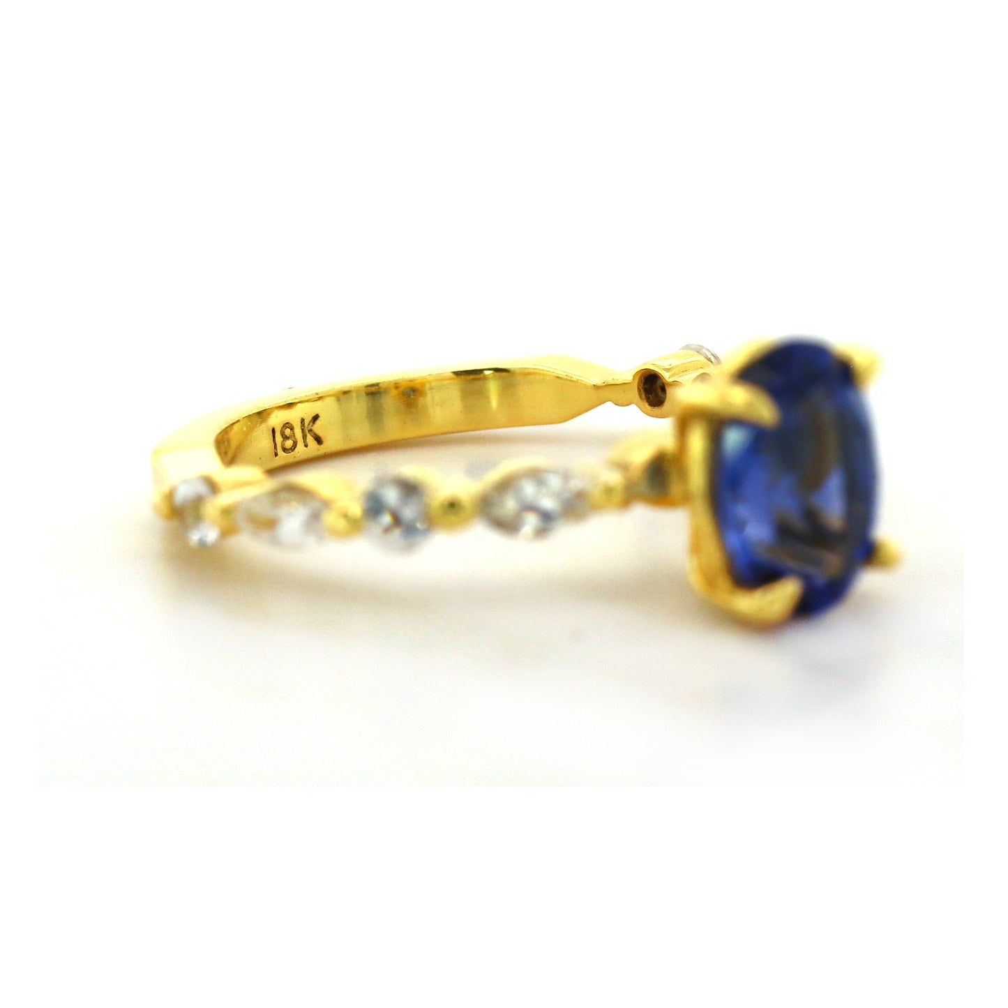 Stunning Piece of Yellow Gold Ring in 18K, Combined with exclusive Cornflower Blue Sapphire and White Sapphire