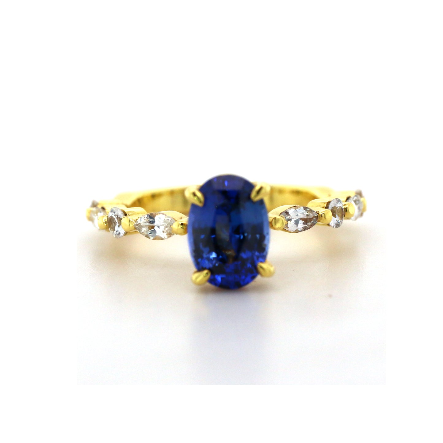 Stunning Piece of Yellow Gold Ring in 18K, Combined with exclusive Cornflower Blue Sapphire and White Sapphire
