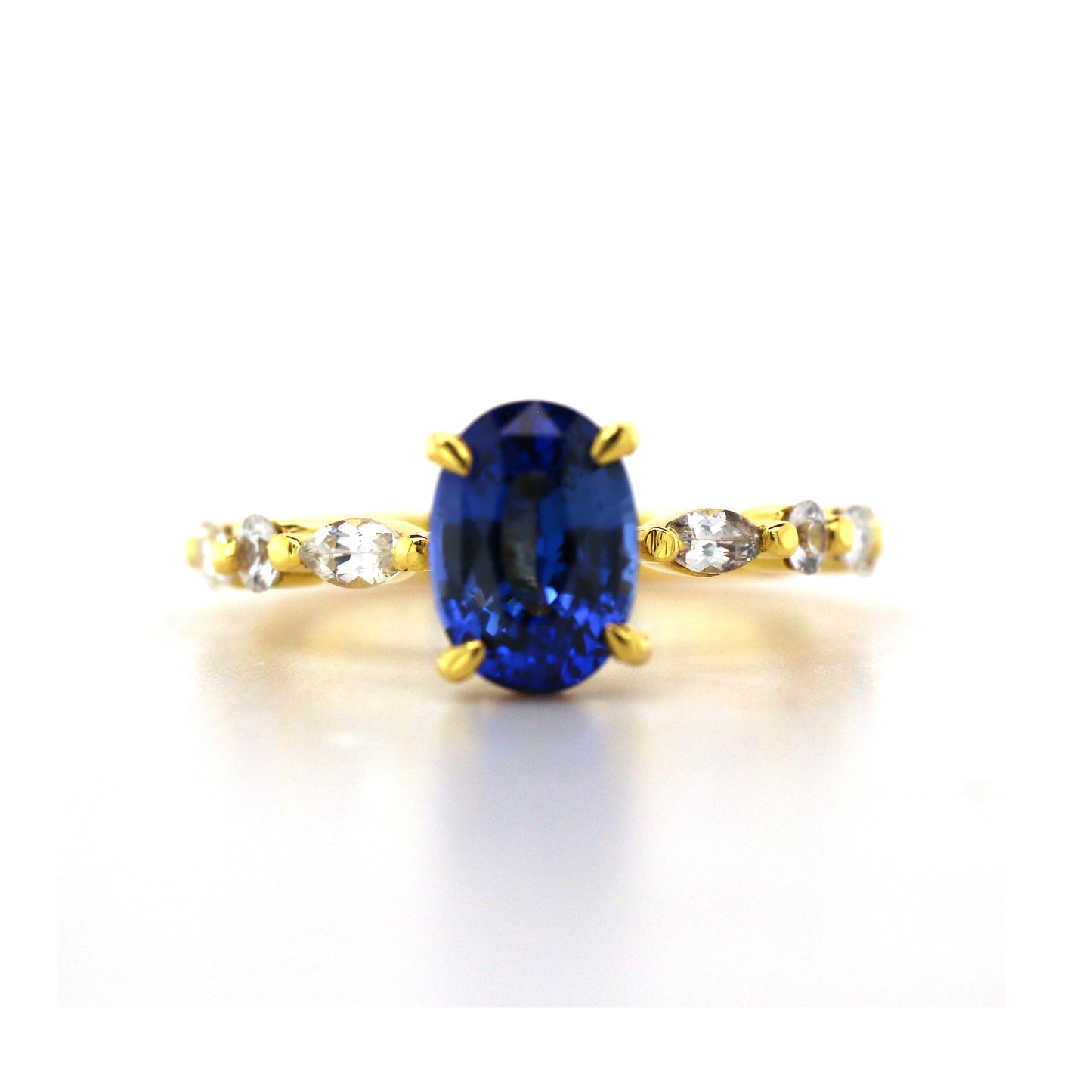 Stunning Piece of Yellow Gold Ring in 18K, Combined with exclusive Cornflower Blue Sapphire and White Sapphire