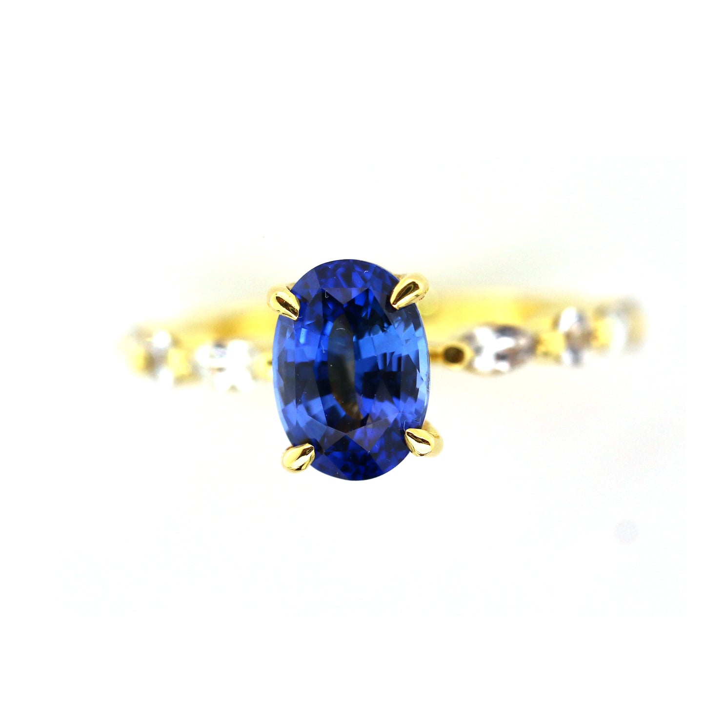 Stunning Piece of Yellow Gold Ring in 18K, Combined with exclusive Cornflower Blue Sapphire and White Sapphire