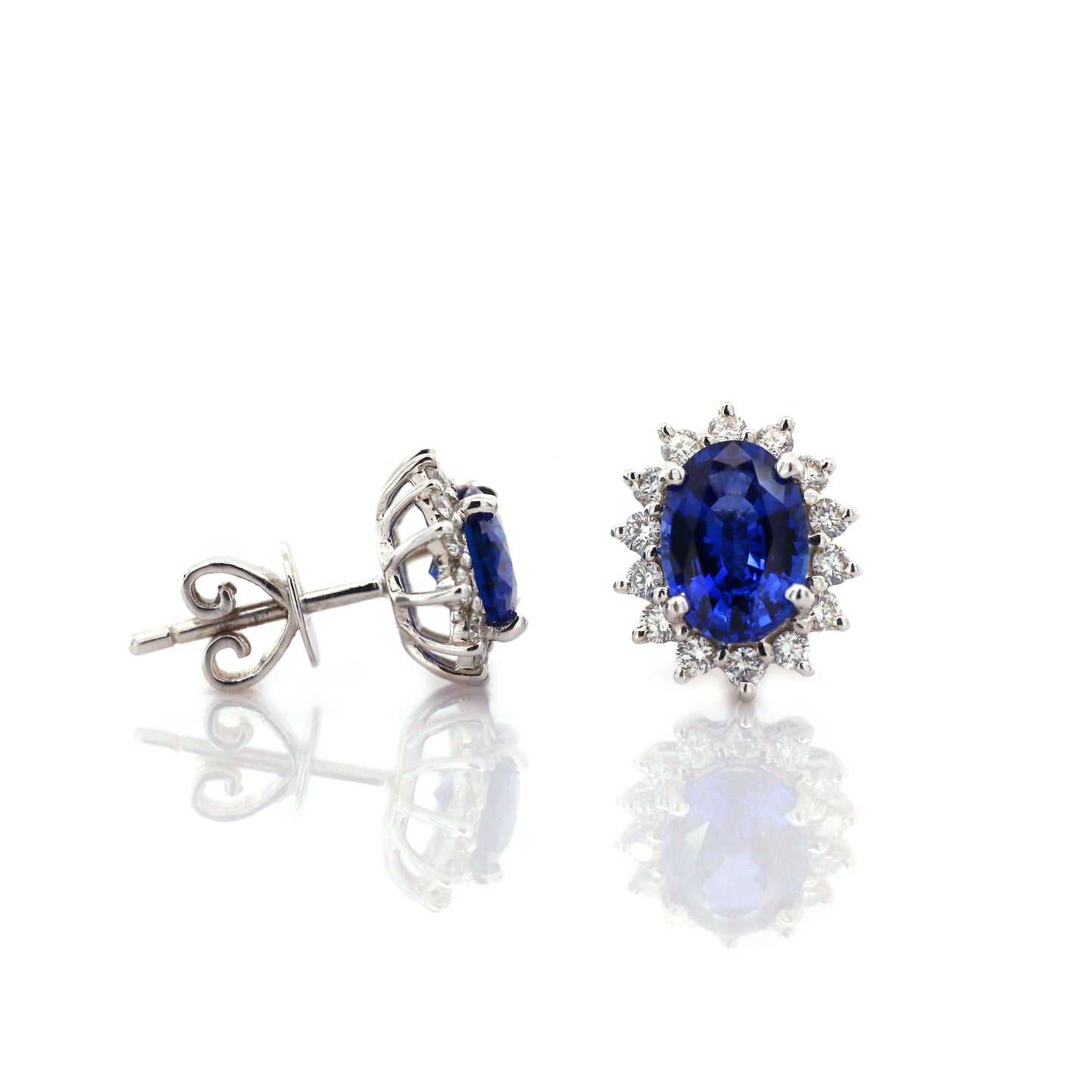 Splendid Pair of 18k White Gold Earring with Royal Blue Sapphire and Diamonds