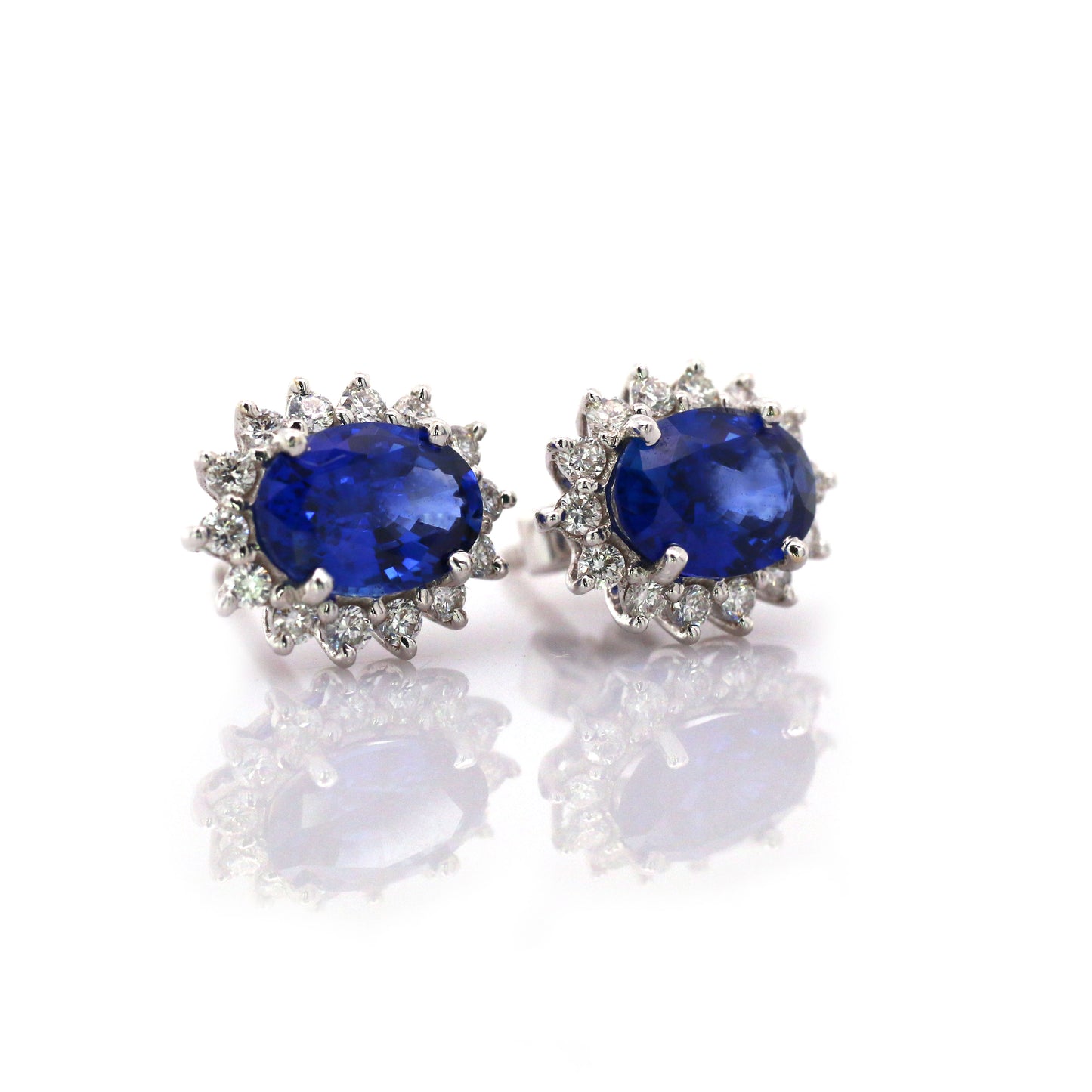 Splendid Pair of 18k White Gold Earring with Royal Blue Sapphire and Diamonds