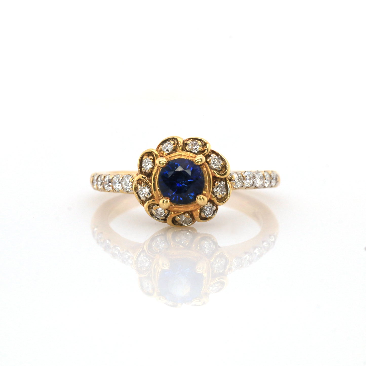 Flower Ring Yellow Gold in 18K, Combined with exclusive Cornflower Blue Sapphire and Diamond