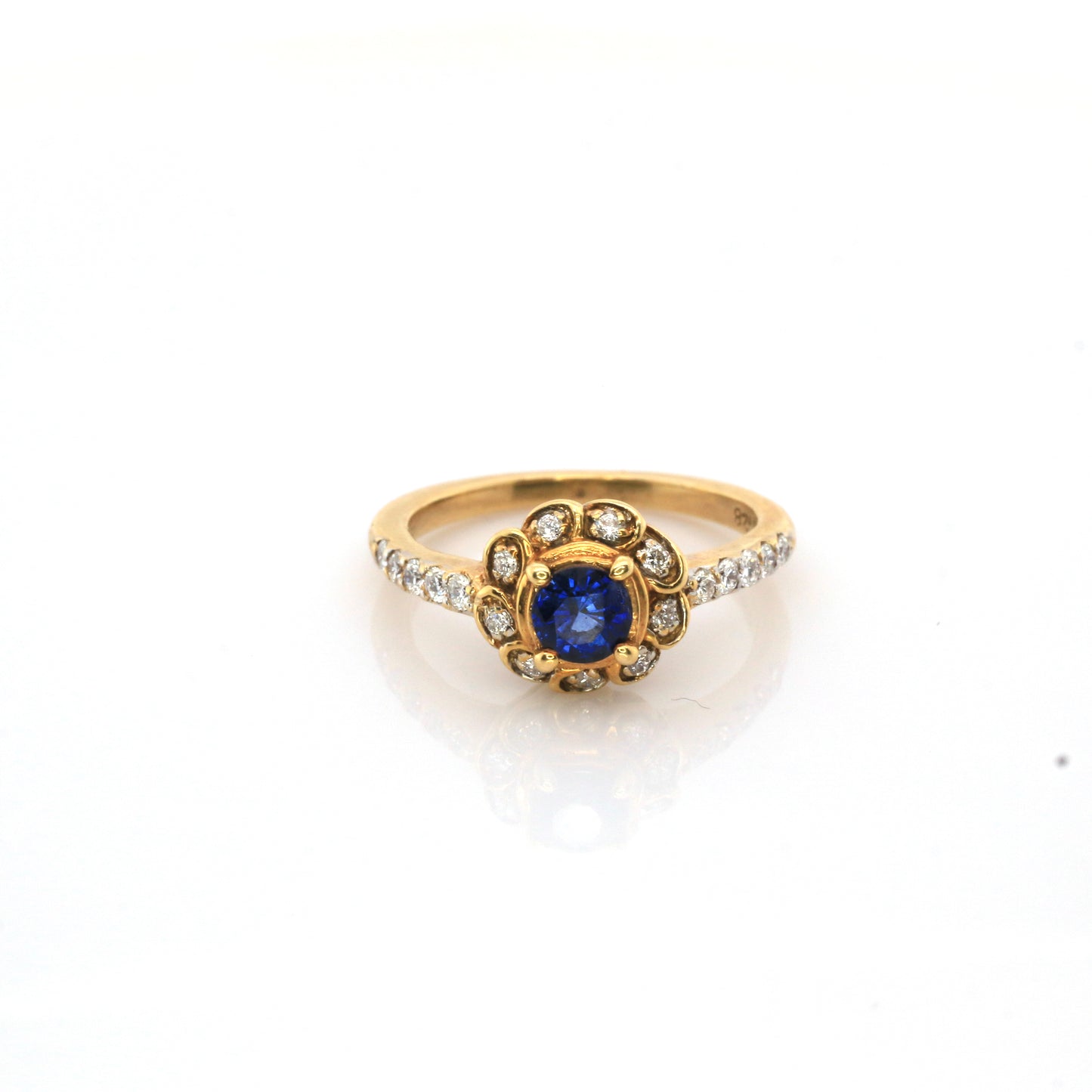 Flower Ring Yellow Gold in 18K, Combined with exclusive Cornflower Blue Sapphire and Diamond