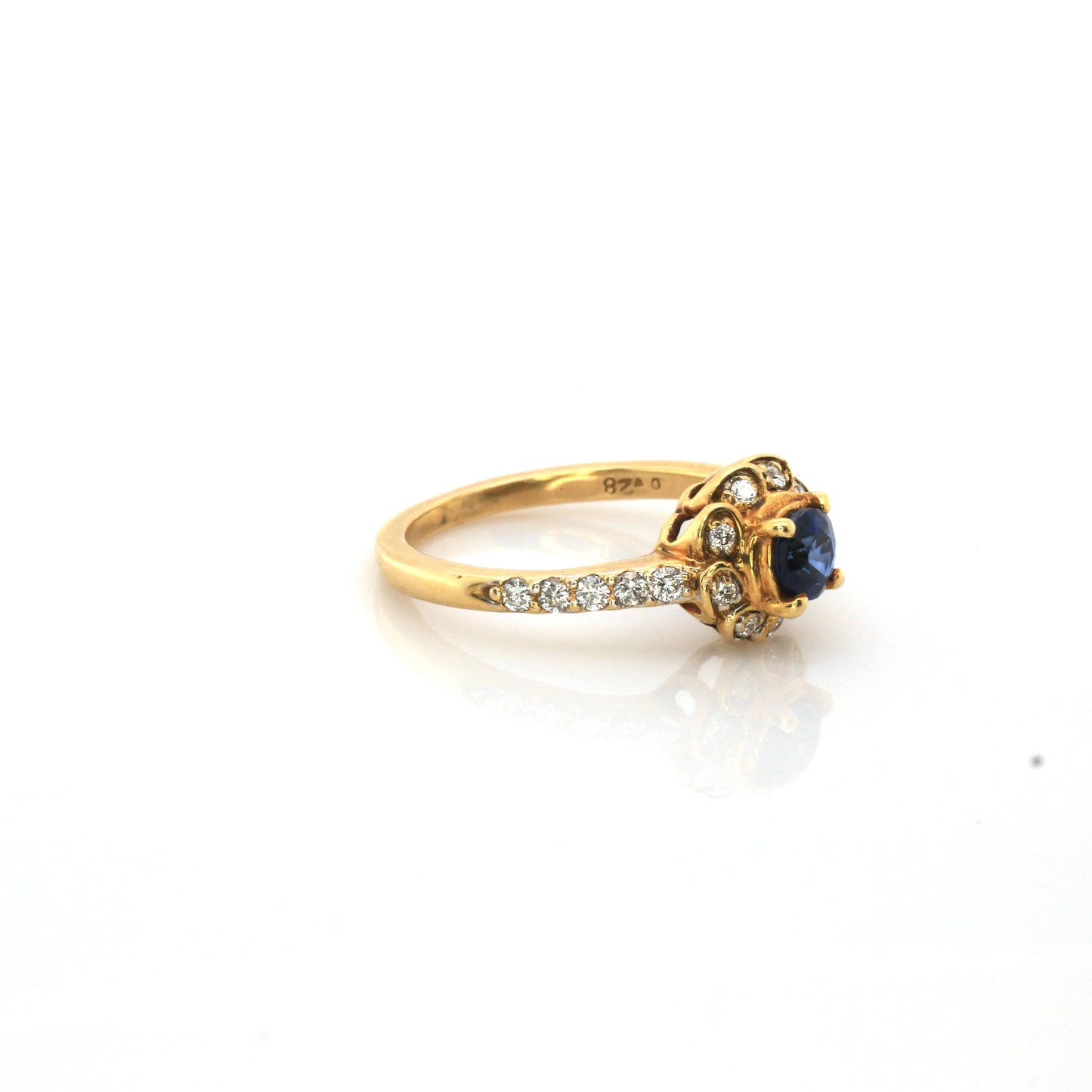 Flower Ring Yellow Gold in 18K, Combined with exclusive Cornflower Blue Sapphire and Diamond