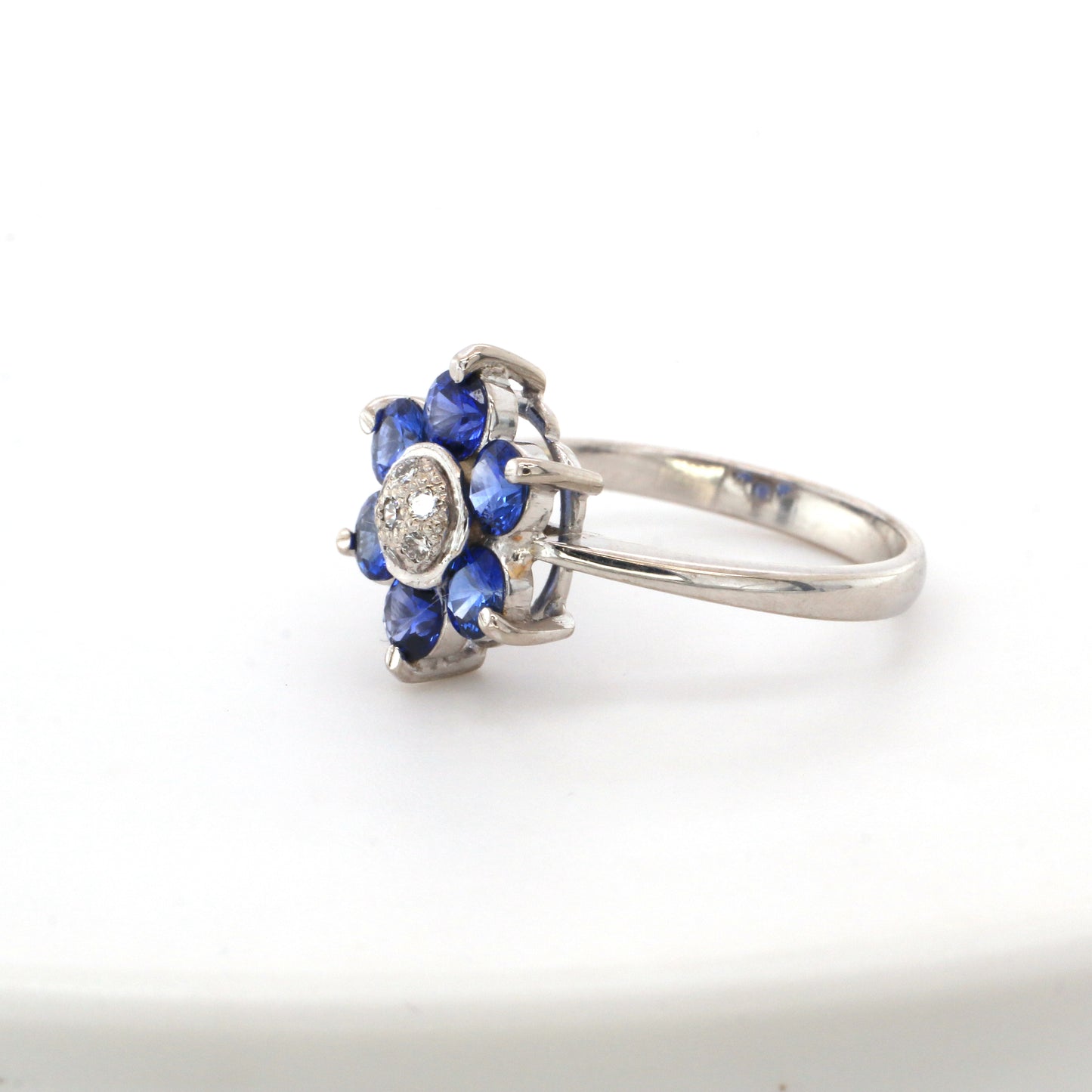 Blue Sapphire & Diamond Cluster Ring - 18K White Gold 3.42gm