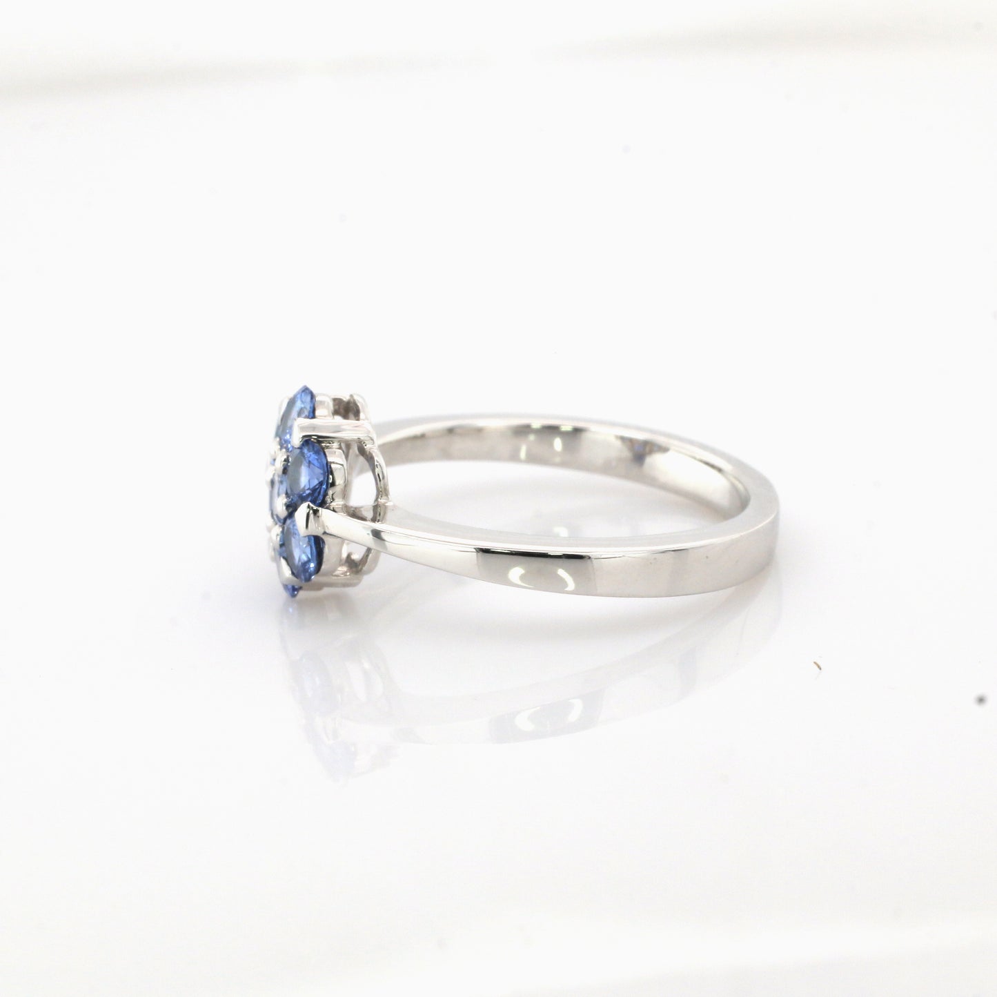18k White Gold blue sapphire ring