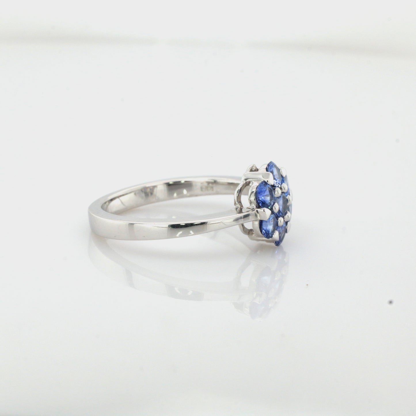 18k White Gold blue sapphire ring