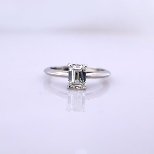 18k White Gold Diamond  Wedding  Ring  2.71 grams
