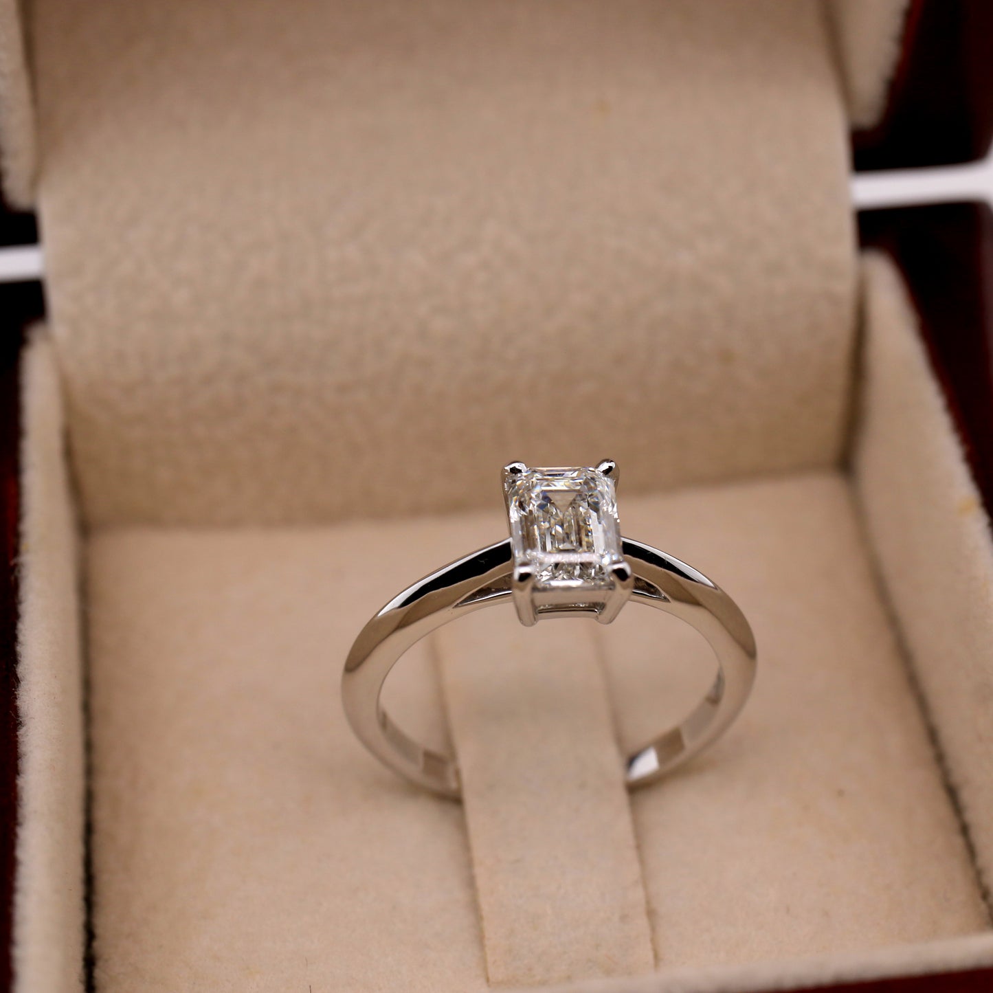 18k White Gold Diamond Wedding Ring 2.71 grams