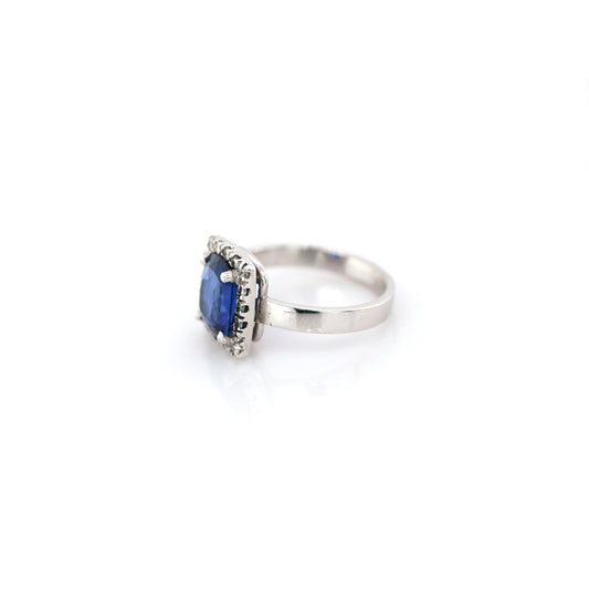 Blue sapphire and diamond ring in 18K white gold