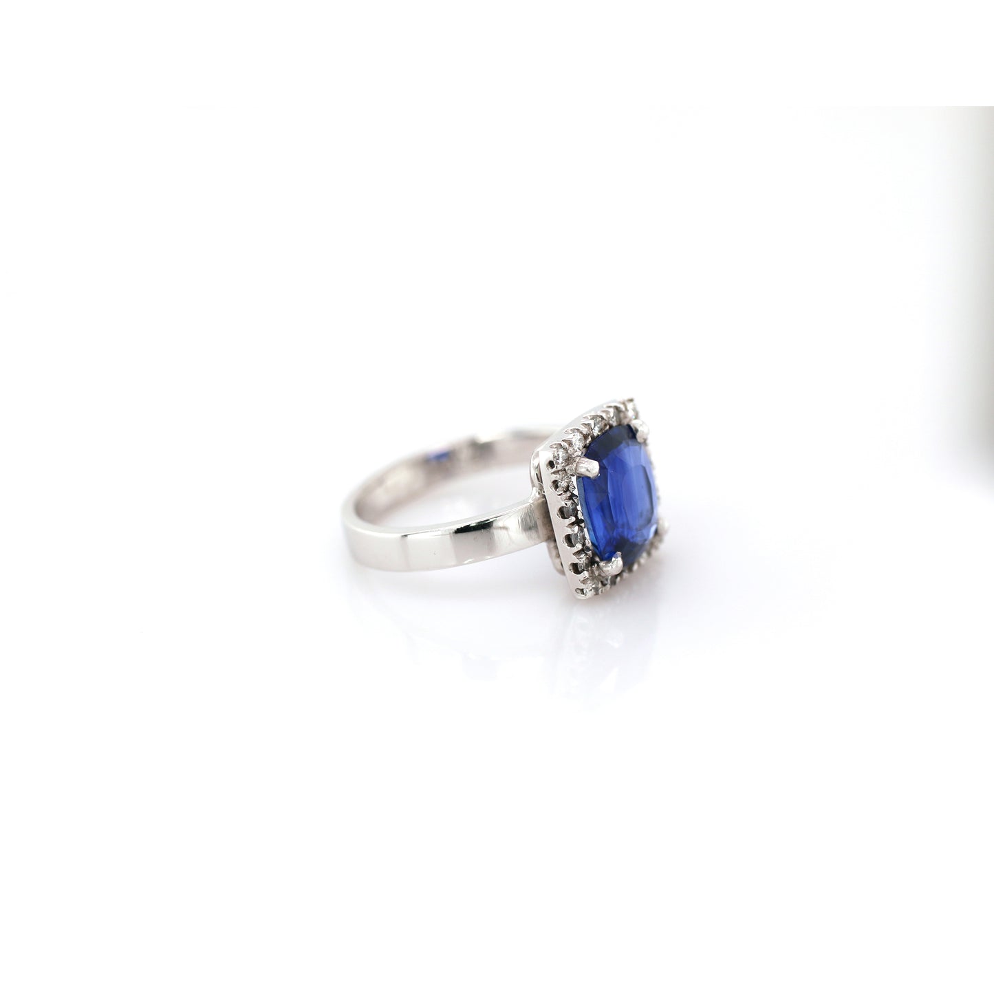 Blue Sapphire & Diamond Ring - 18K White Gold 4.0 gm