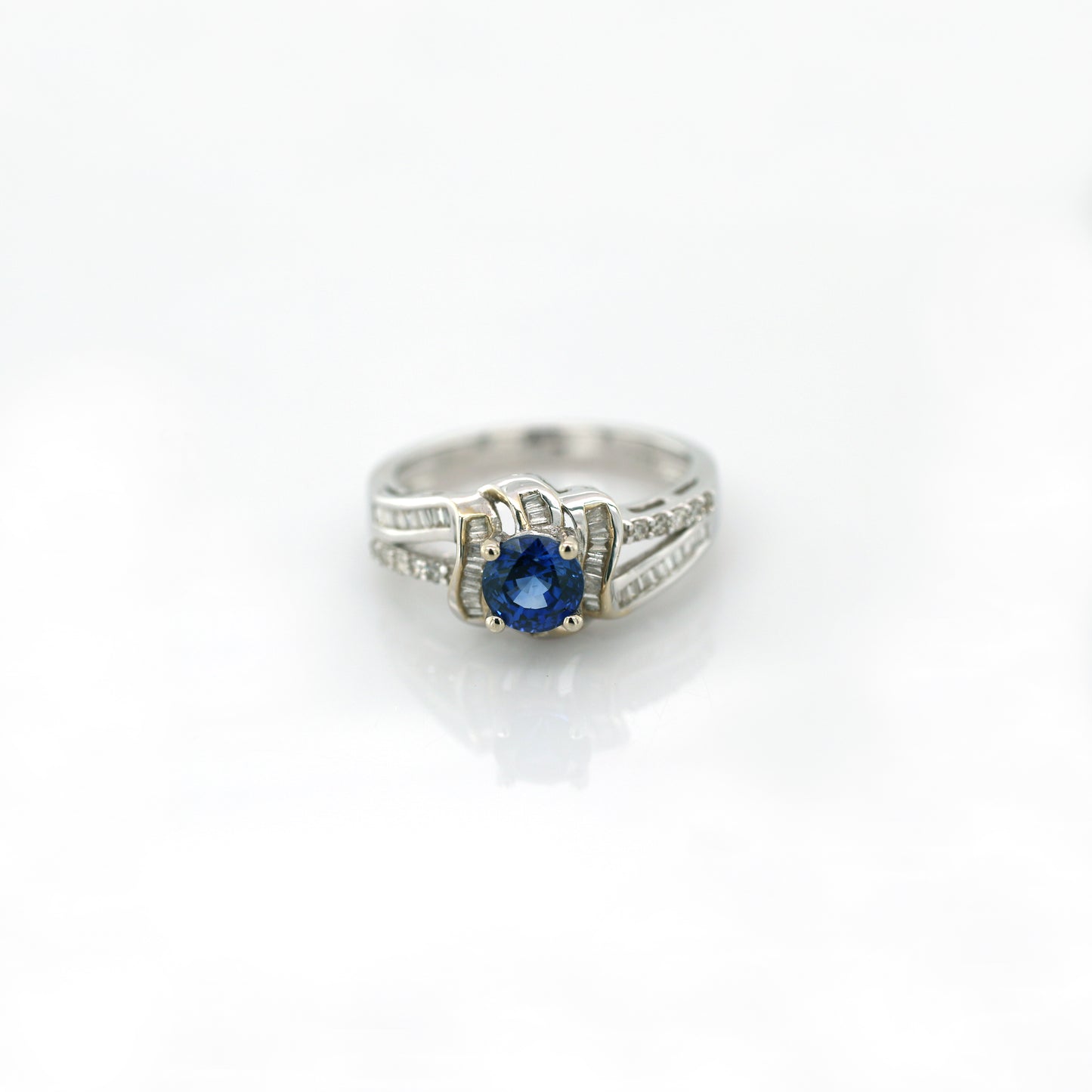 Blue Sapphire & Diamond Ring - 18K White Gold 4.10g