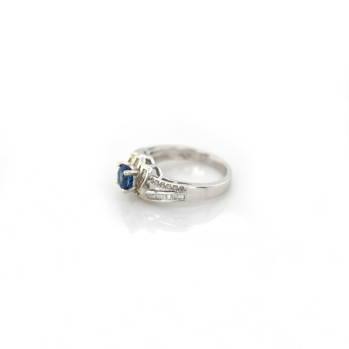 Blue Sapphire & Diamond Ring - 18K White Gold 4.10g