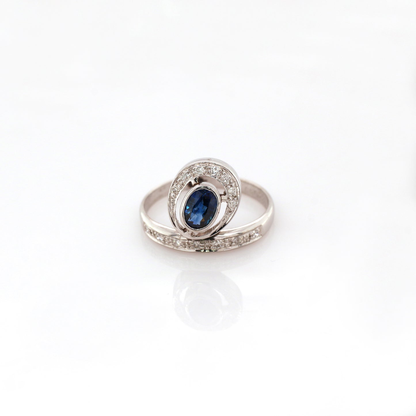 Blue Sapphire & White Ring - 14K White Gold 3.10gm
