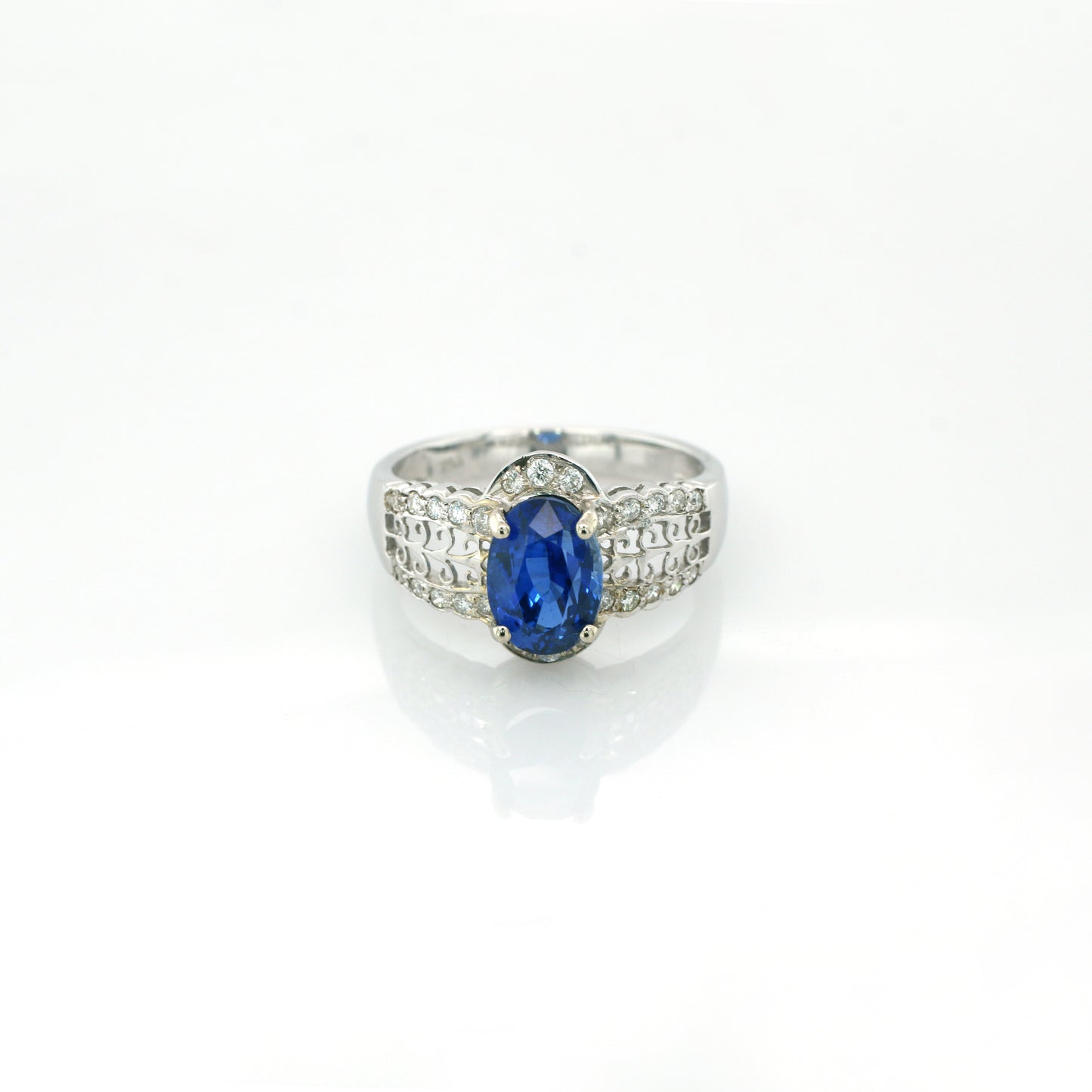 Blue Sapphire & Diamond Ring - 18K White Gold 3.57g