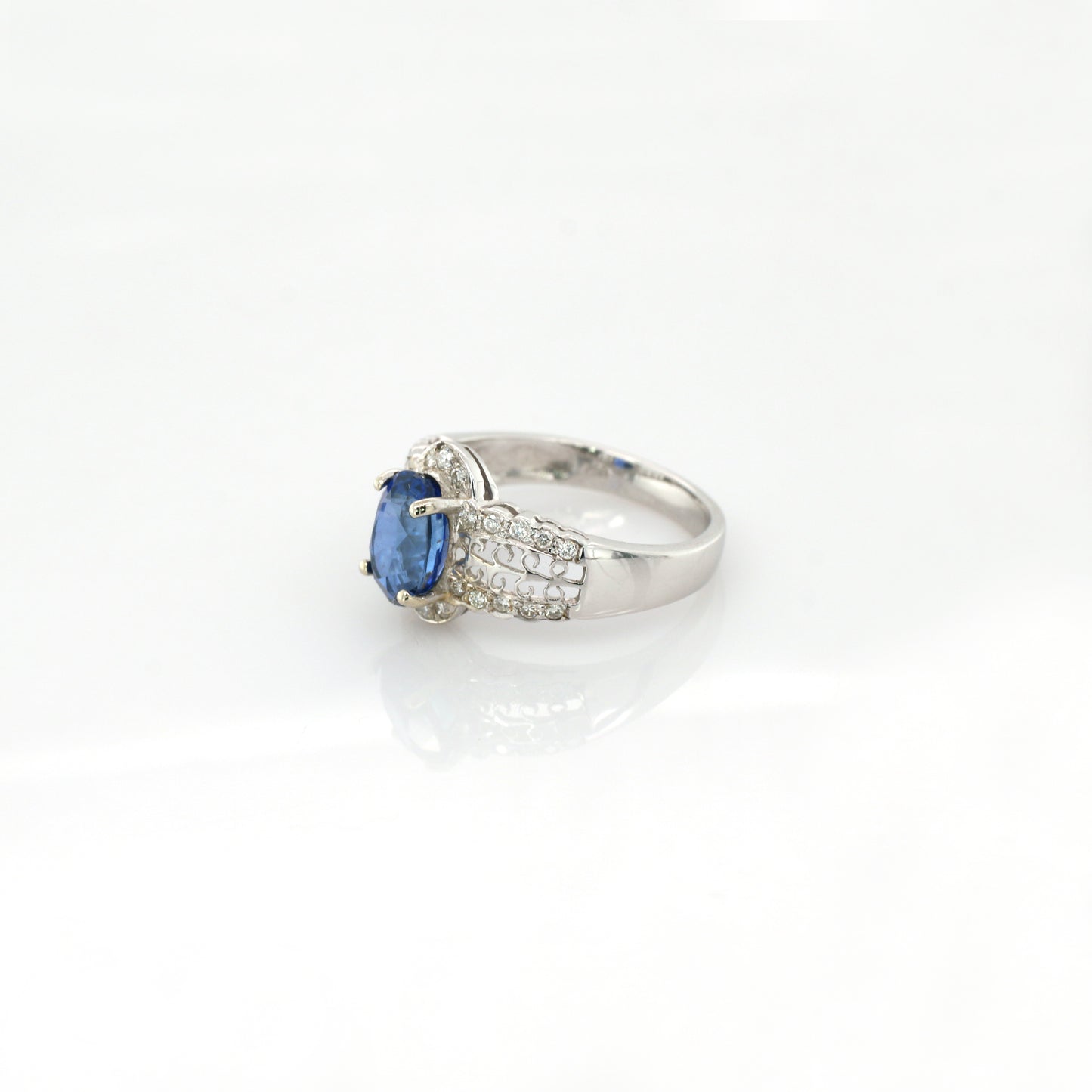 Blue Sapphire & Diamond Ring - 18K White Gold 3.57g