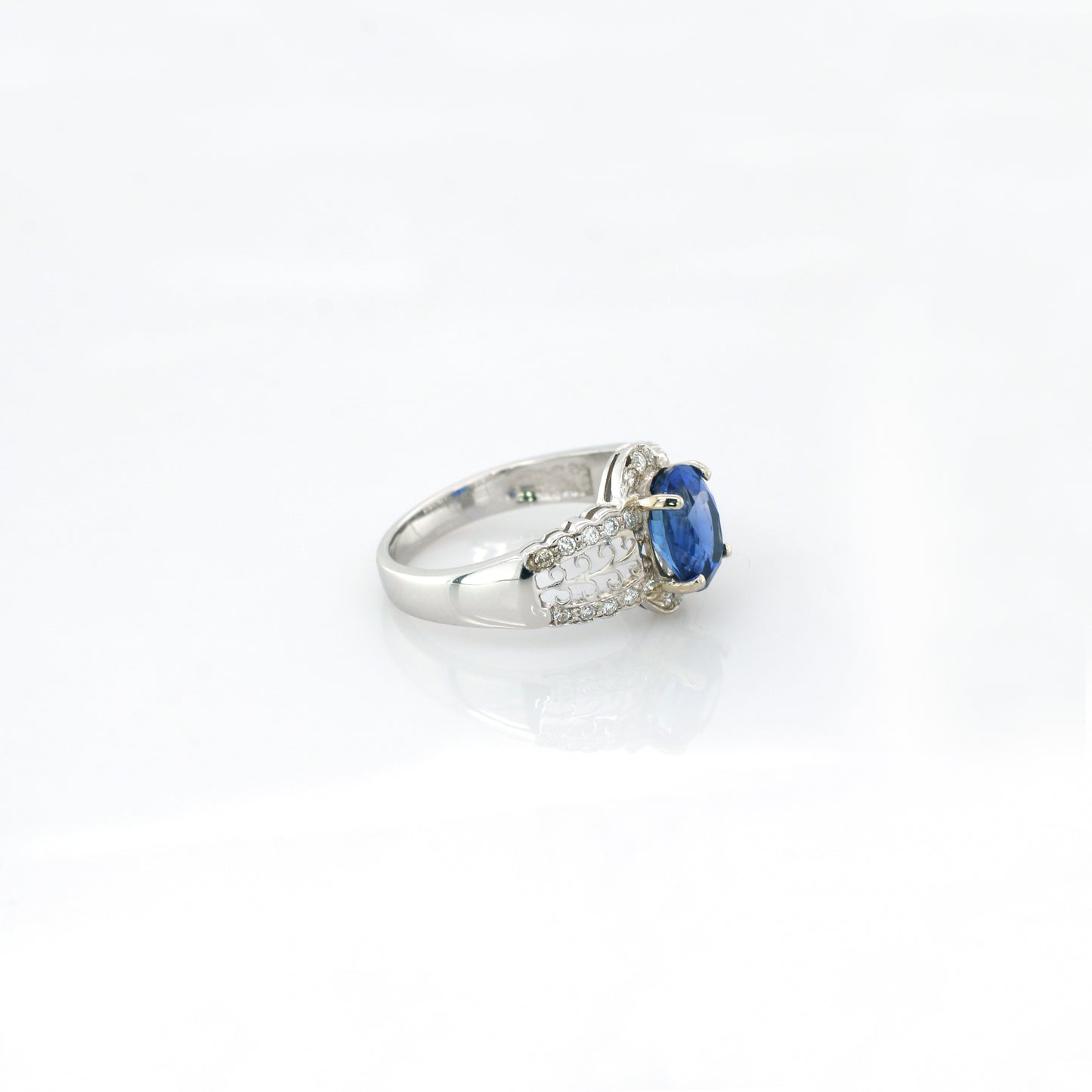 Blue Sapphire & Diamond Ring - 18K White Gold 3.57g