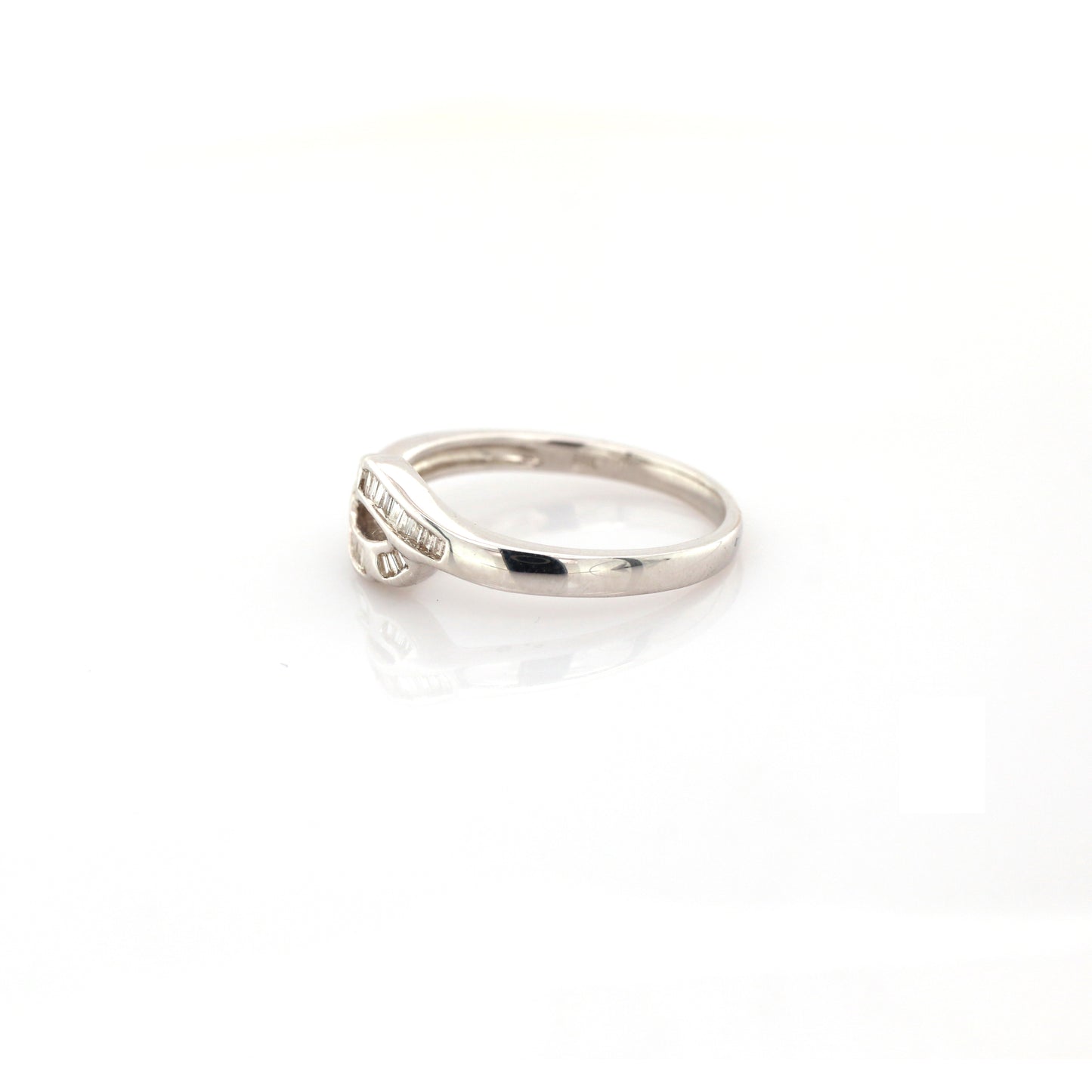 18k White Gold Diamond Ring