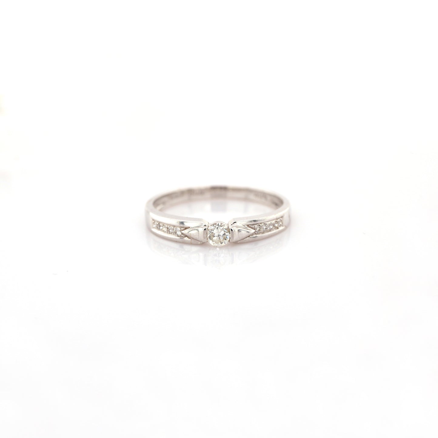 18k White Gold Diamond Ring