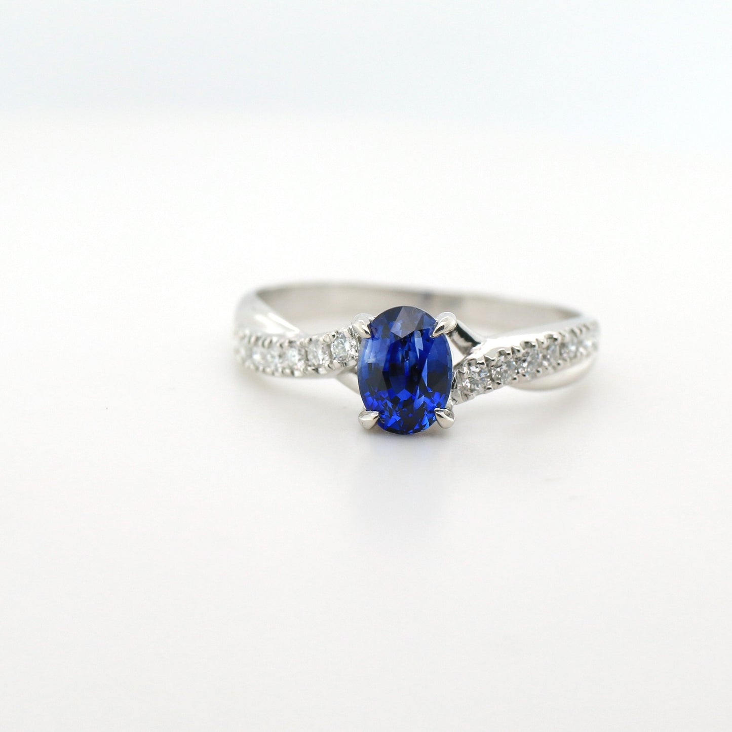Royal Blue Sapphire & Diamond Platinum Engagement Ring 4.10 gm