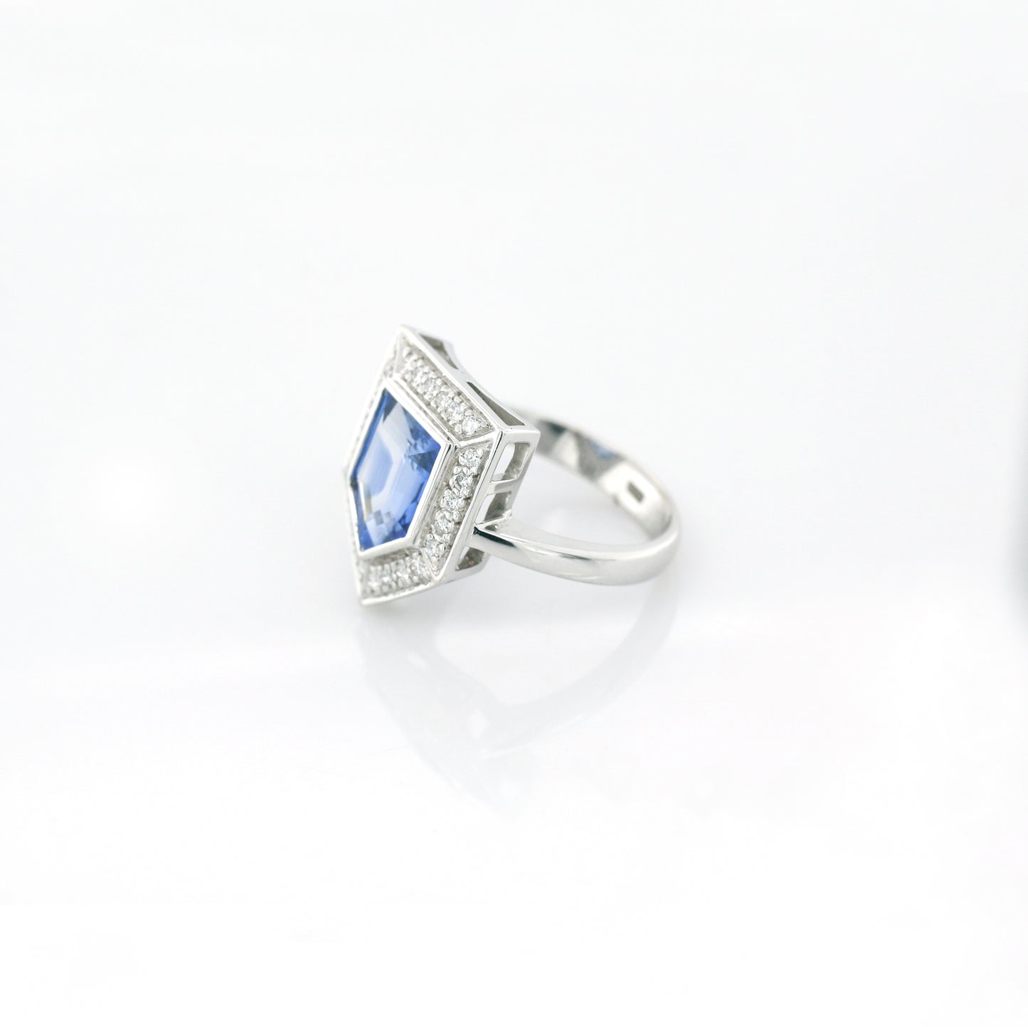 Blue Sapphire & Diamond Ring - 18K White Gold 5.30g