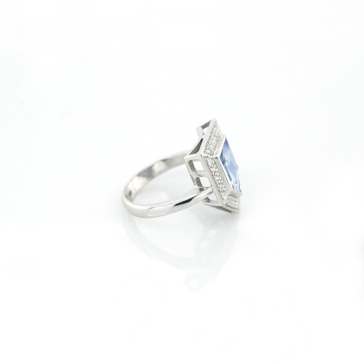 Blue Sapphire & Diamond Ring - 18K White Gold 5.30g