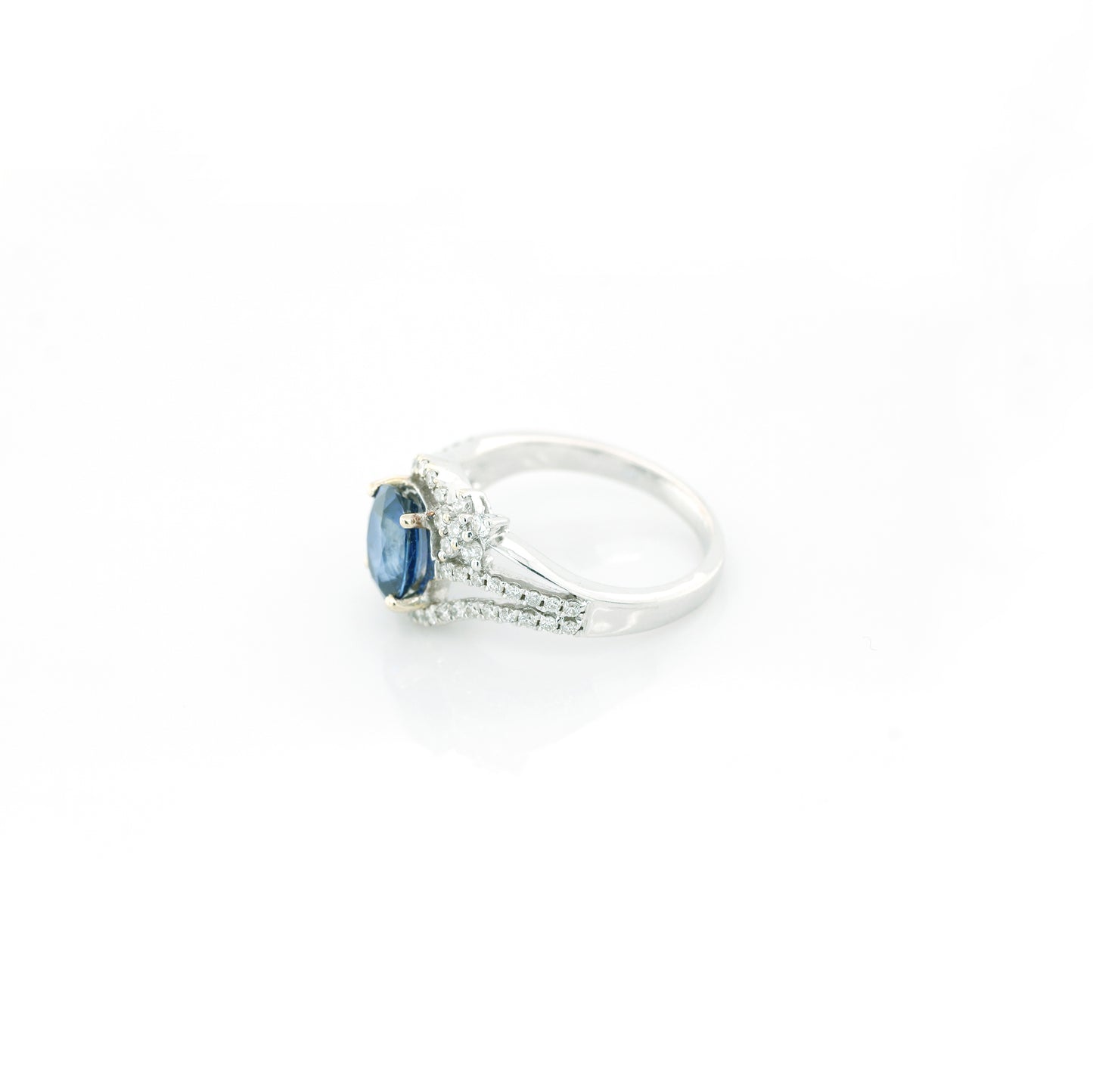 Blue Sapphire & Diamond Ring - 18K White Gold 4.54gm