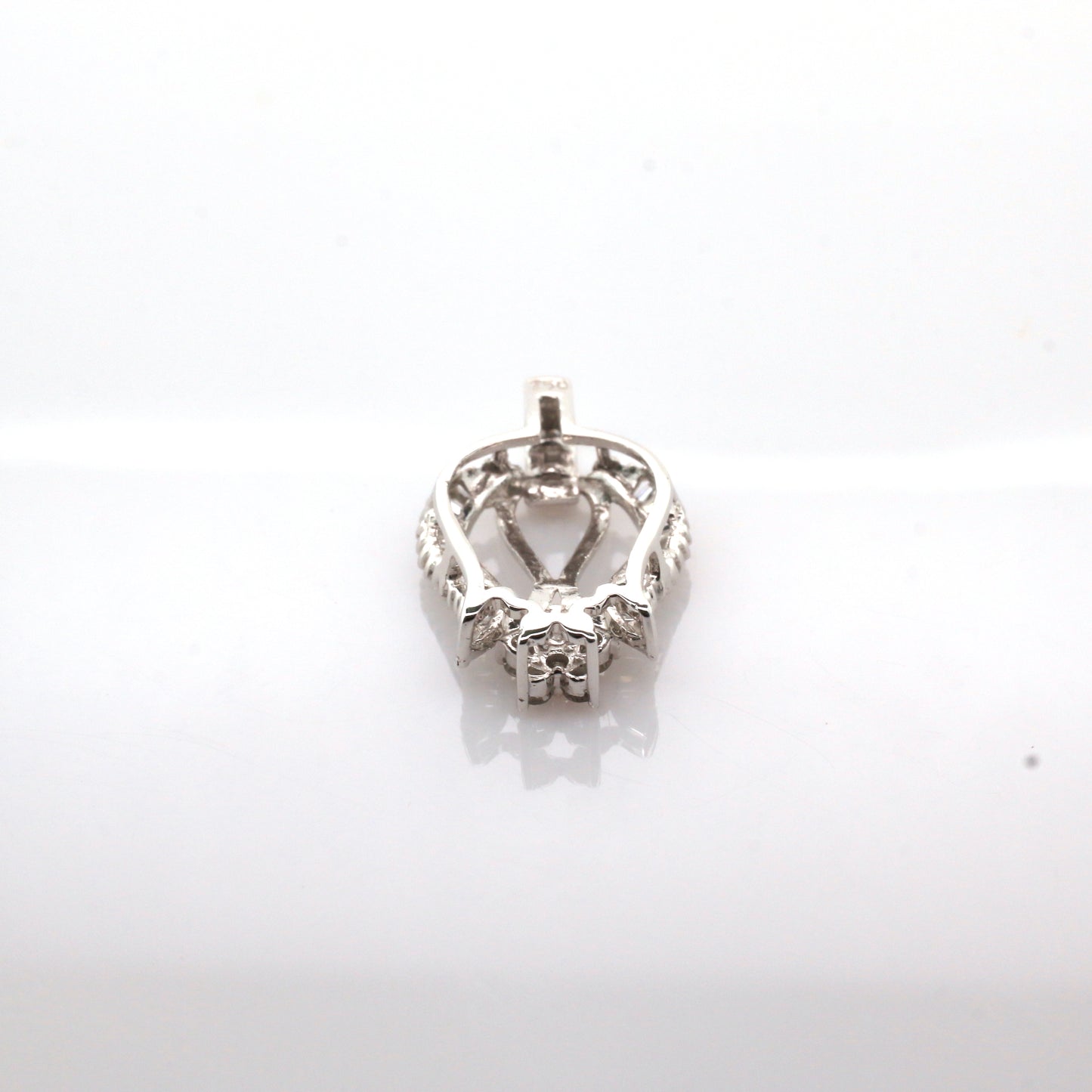 Diamond Pendent - 18K White Gold 1.23 g