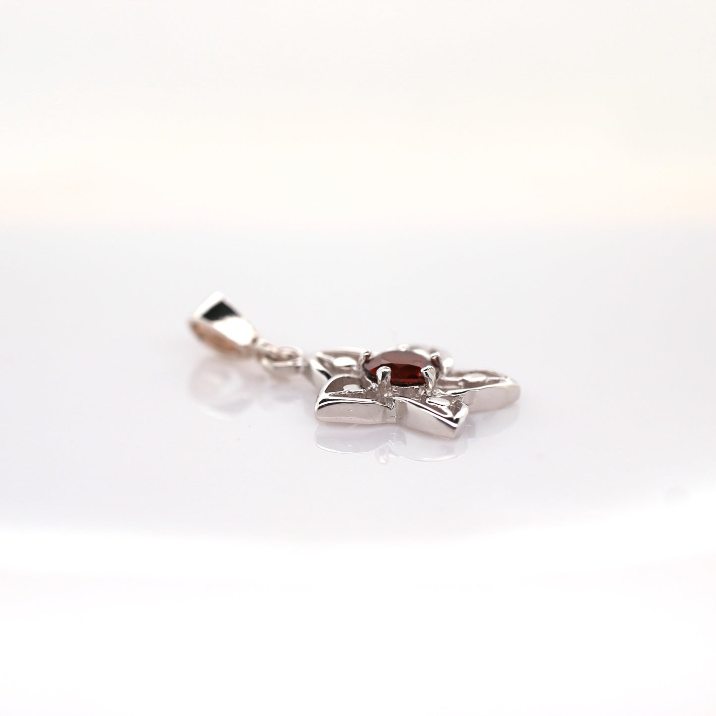 Garnet Pendent - 925 Stealing Silver 1.1 g