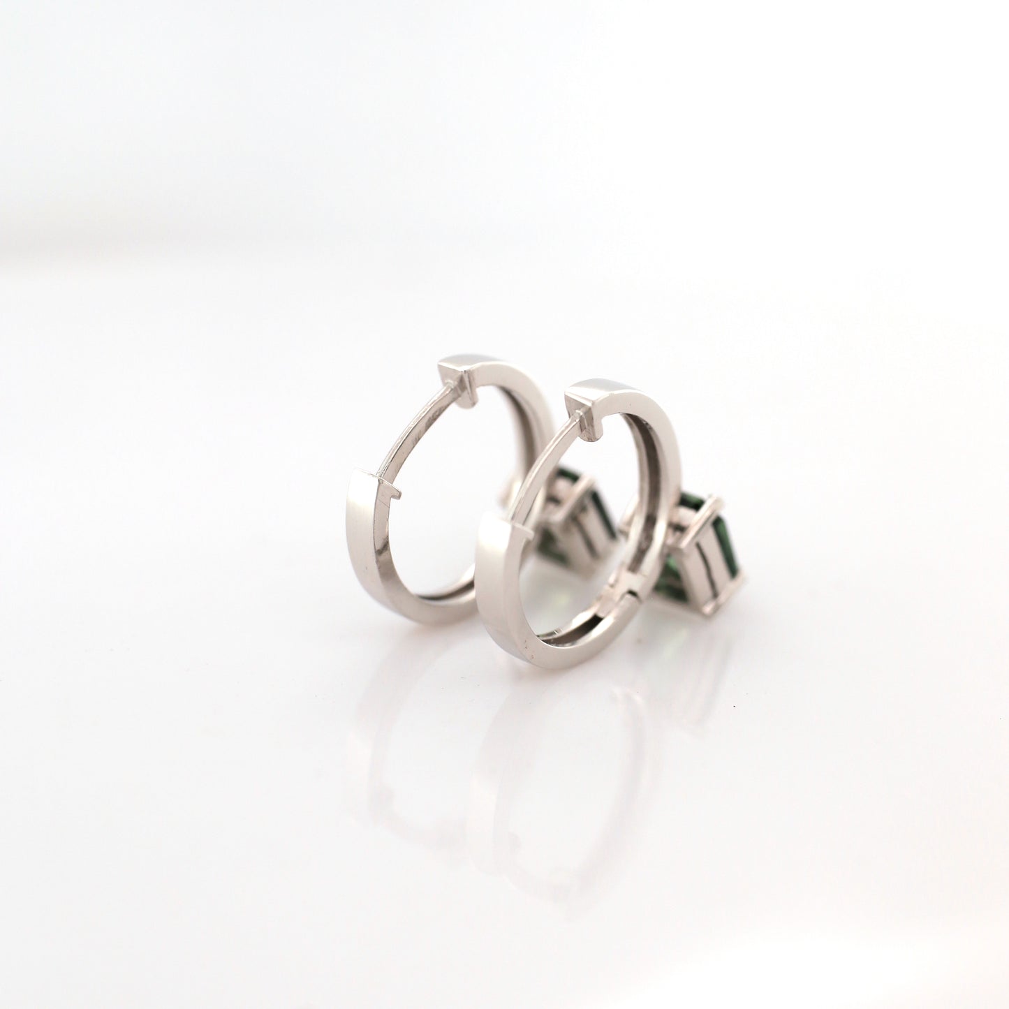 Natural Teal Sapphire Earring 18k White Gold 3.950 gm