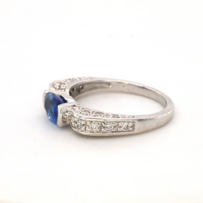 Blue sapphire and diamond ring in 18K white gold