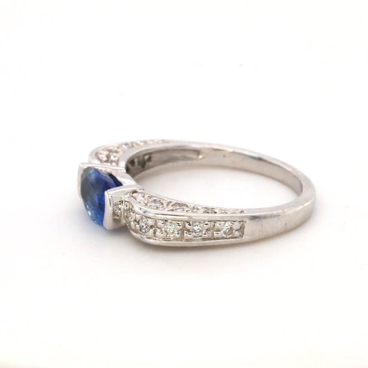 Blue sapphire and diamond ring in 18K white gold