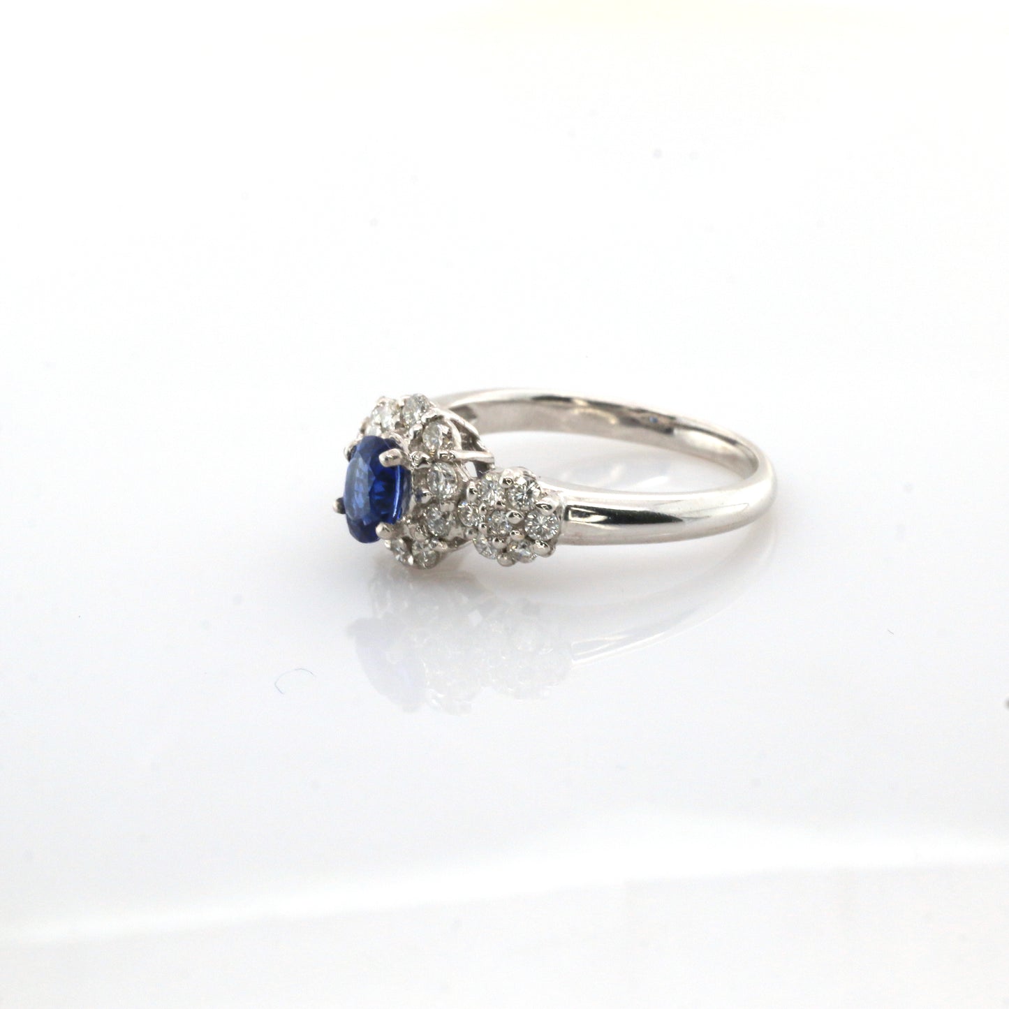 Blue Sapphire & Diamond Ring - 18K White Gold 2.79gm