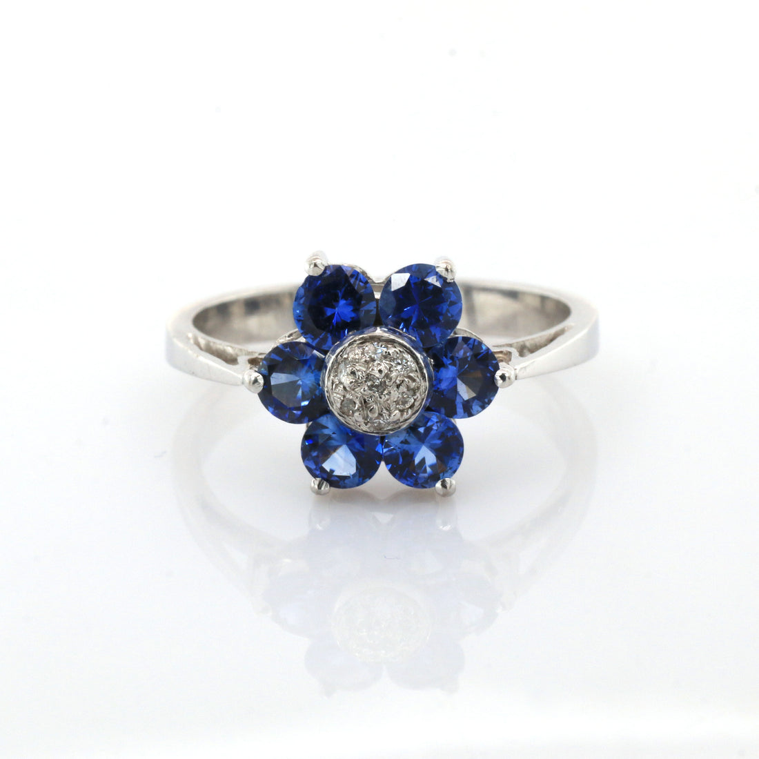Blue sapphire and diamond ring in 18K white gold