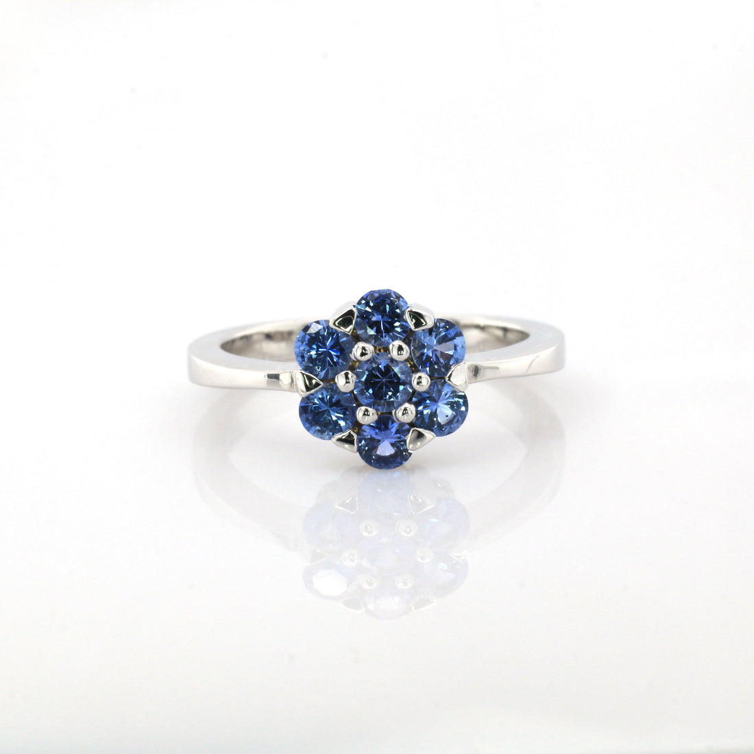 Blue sapphire ring in 18K white gold