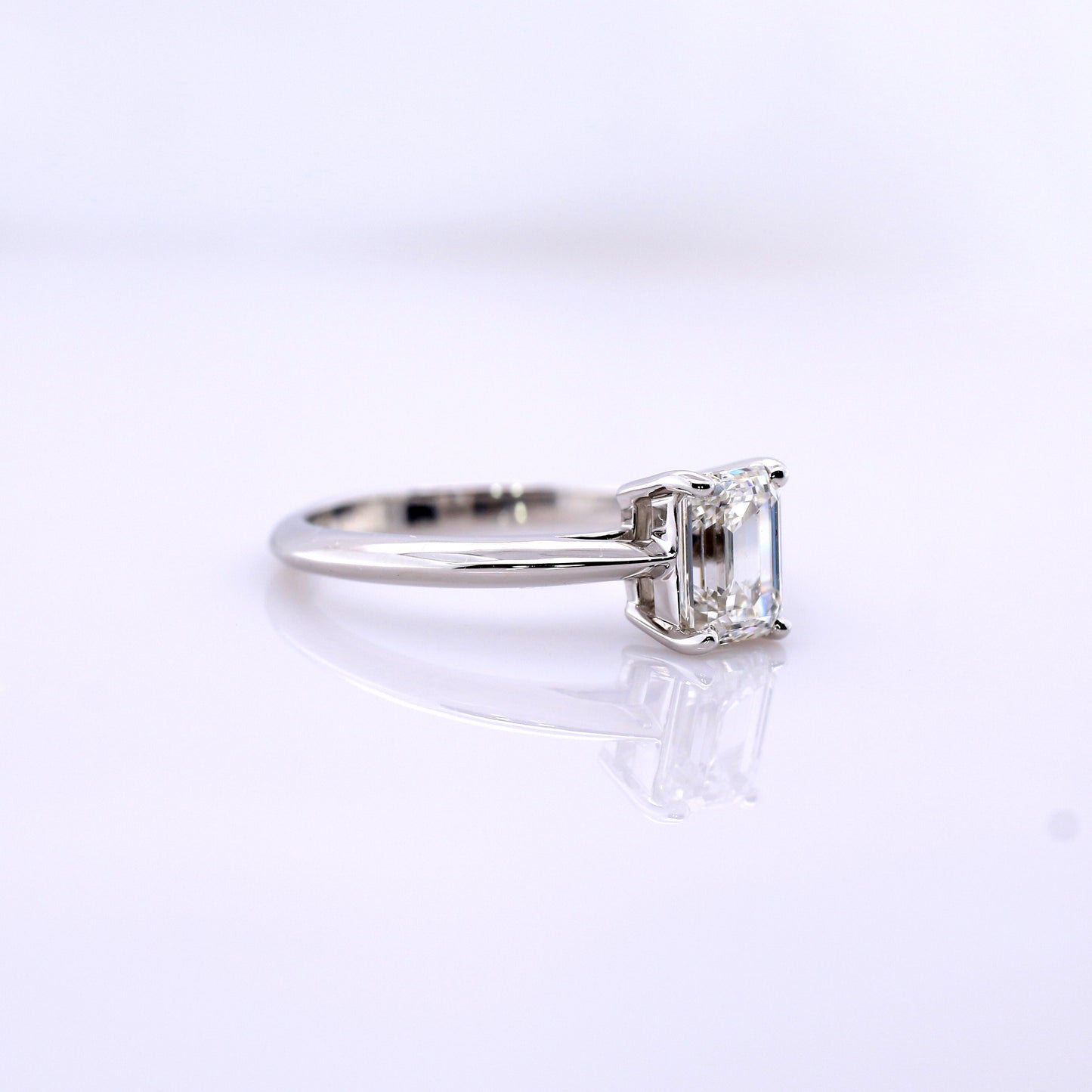 18k White Gold Diamond  Wedding  Ring  2.71 grams