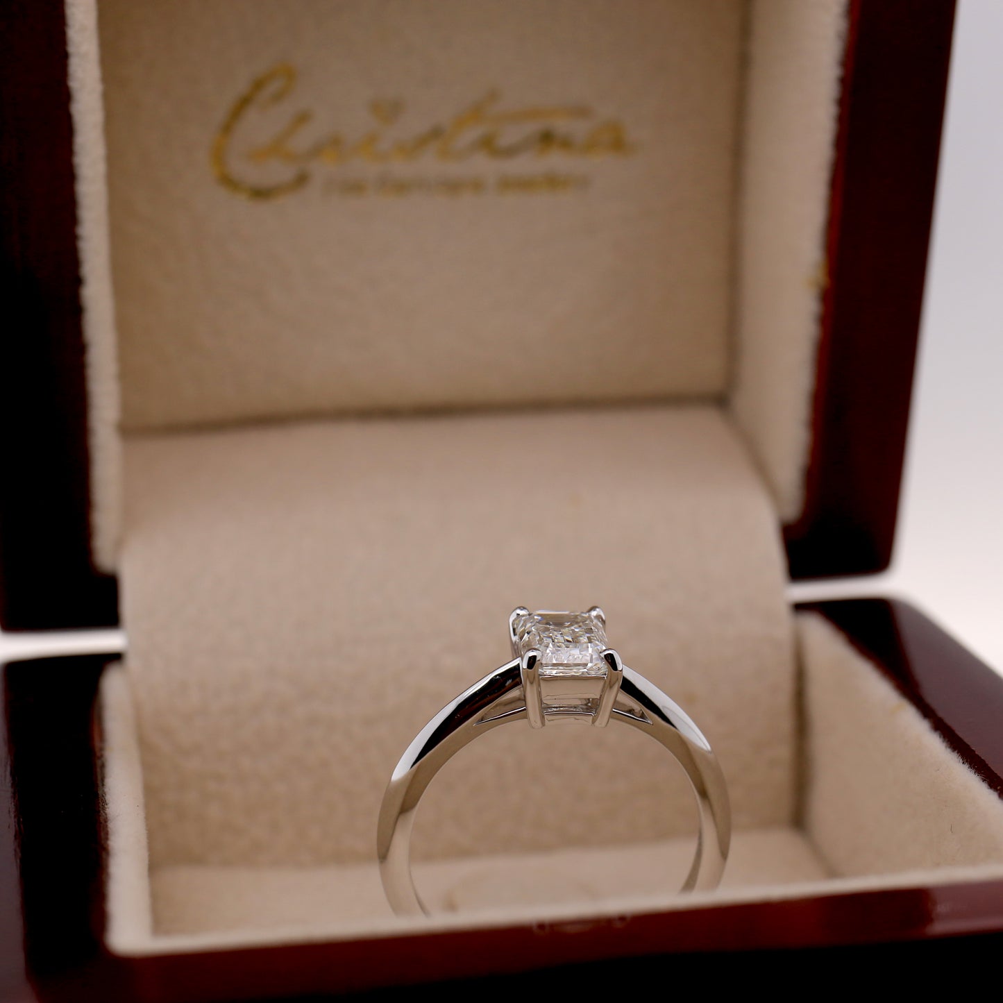 18k White Gold Diamond  Wedding  Ring  2.71 grams