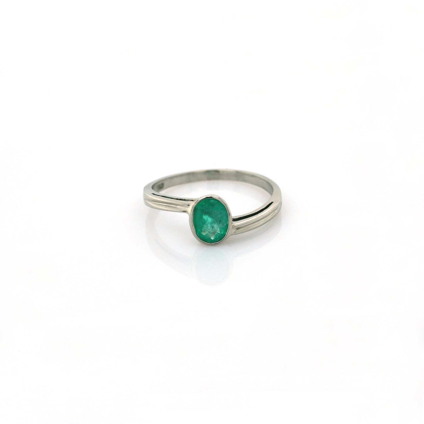 Emerald 0.61 carat Ladies Ring -18k White gold 2.64gm
