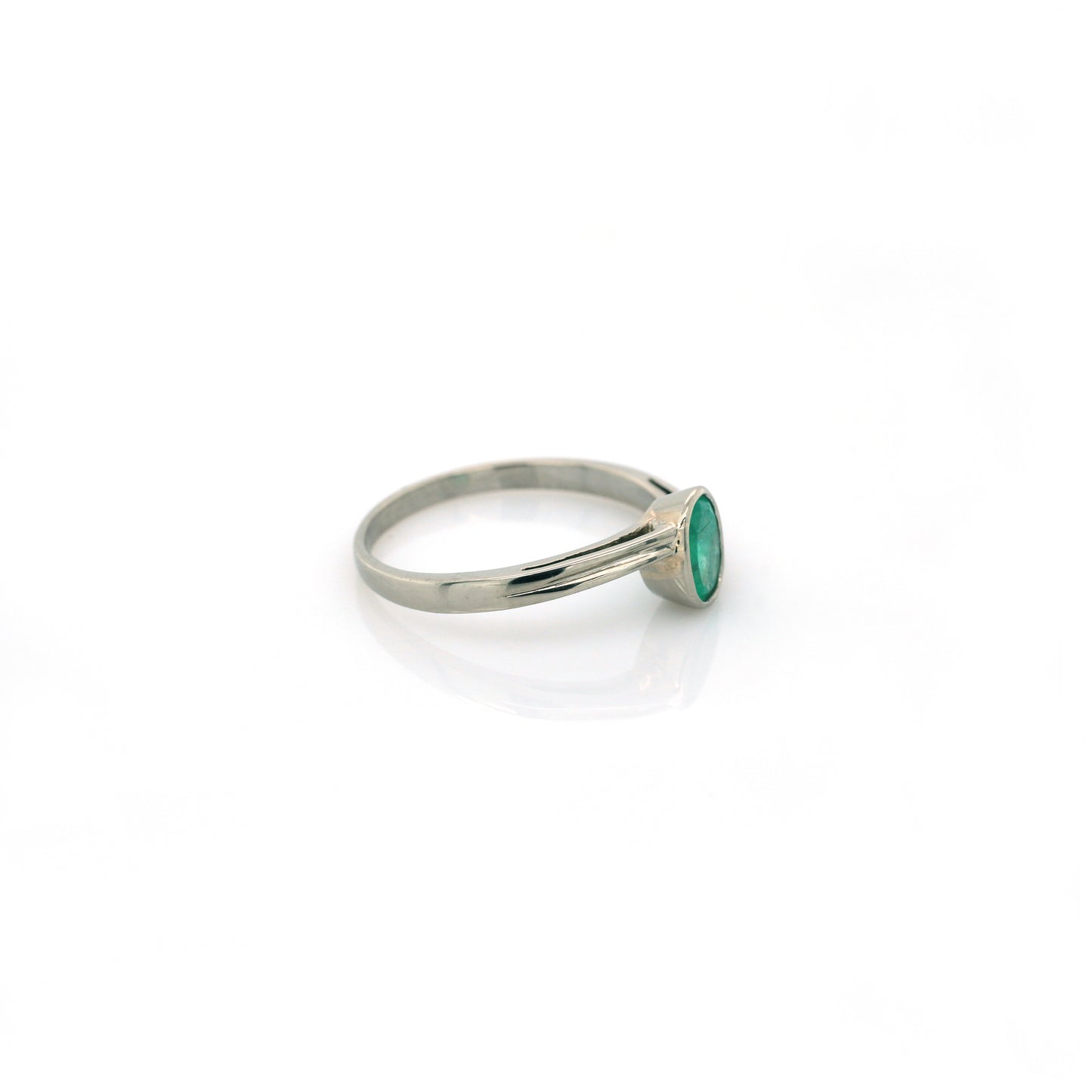 Emerald 0.61 carat Ladies Ring -18k White gold 2.64gm