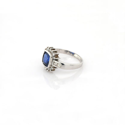Blue sapphire and diamond ring in 18K white gold