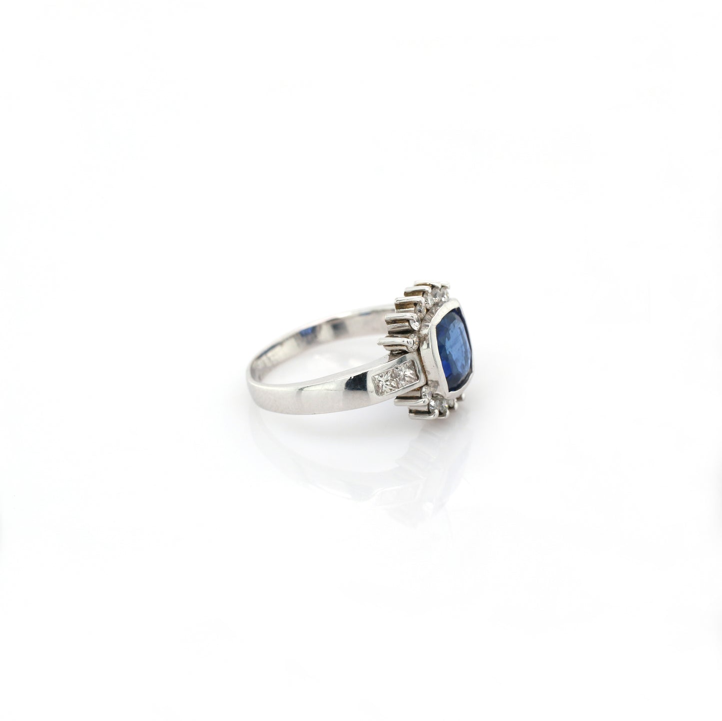 Blue Sapphire & Diamond Ring - 18K White Gold  4.14gm