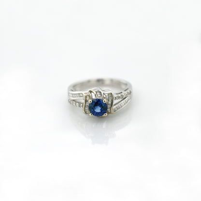 Blue sapphire and diamond ring in 18K white gold