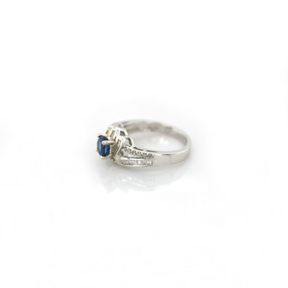 Blue sapphire and diamond ring in 18K white gold