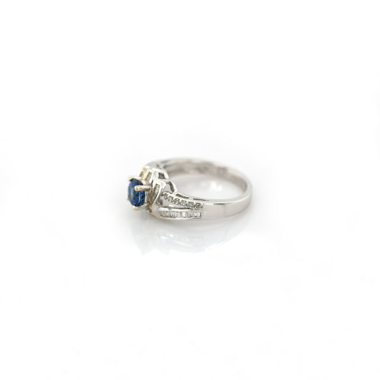 Blue sapphire and diamond ring in 18K white gold