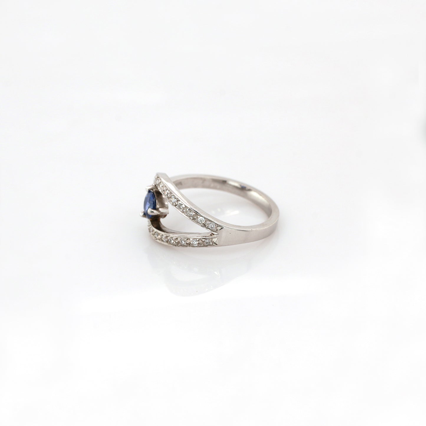 Blue Sapphire & Diamond Ring - 18K White Gold  4.23gm