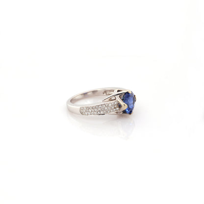 Blue sapphire and diamond ring in 18K white gold