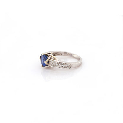 Blue sapphire and diamond ring in 18K white gold