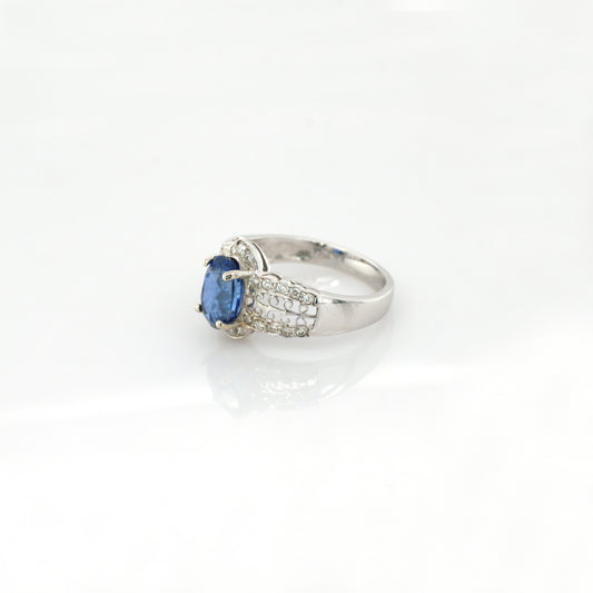 Blue sapphire and diamond ring in 18K white gold